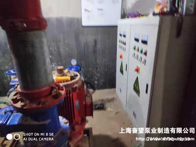 消防泵維修現(xiàn)場，位于地下水泵房內(nèi)，主要工作為清理、保養(yǎng)