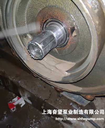 打開(kāi)水泵泵體后發(fā)現(xiàn)，輸送水中的泥沙含量較大，可能是造成漏水的主要原因
