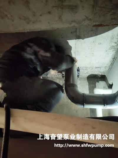 排污泵污水管道與主管道匯管現(xiàn)場(chǎng)，周?chē)臻g狹窄，工作起來(lái)比較麻煩