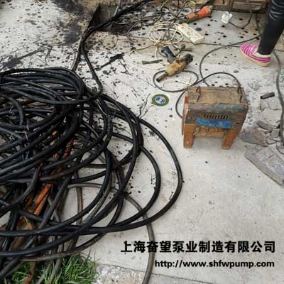 深井泵專用電纜被拔出，檢查是否出現(xiàn)破損斷裂等情況，對線路部分進(jìn)行維護(hù)處理，避免出現(xiàn)漏水漏電等情況