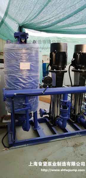 恒壓變頻供水設(shè)備固定安裝到位，水泵和隔膜罐還有管路基礎(chǔ)組裝完畢