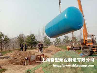 無塔罐卸車現(xiàn)場，用吊車吊裝至安裝位置，固定好后進(jìn)行安裝