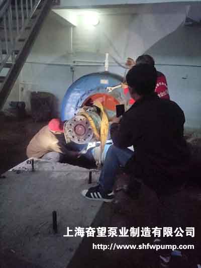 由于水泵的體積較大，對維修工作帶來了不小的困難，工作師傅加班加點的趕工