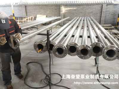 深井潛水泵管路裁切焊接法蘭，為下井安裝做準備