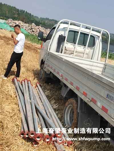 深井潛水泵下井安裝工作，相應管路下井安裝