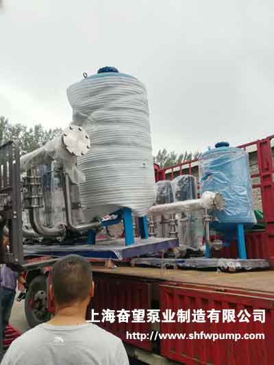 智能恒壓變頻供水設(shè)備裝車，配套的還有變頻控制柜