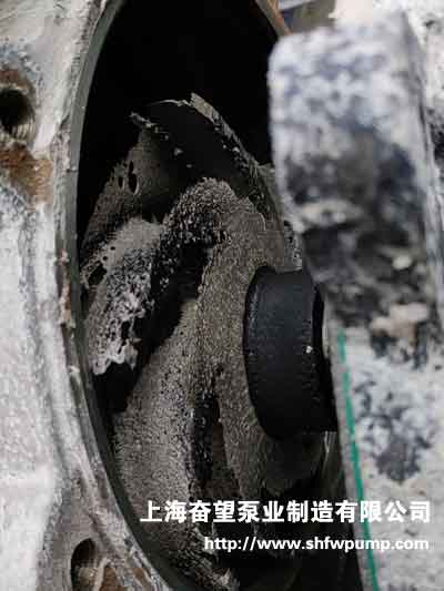 打開(kāi)泵殼后發(fā)現(xiàn)葉輪也有不同程度的腐蝕